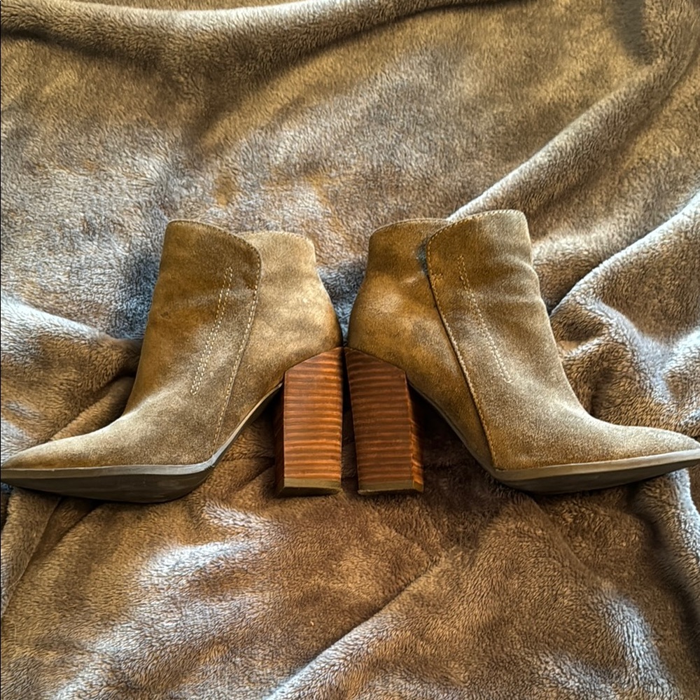 Guess Stylish green Suede Ankle Boots